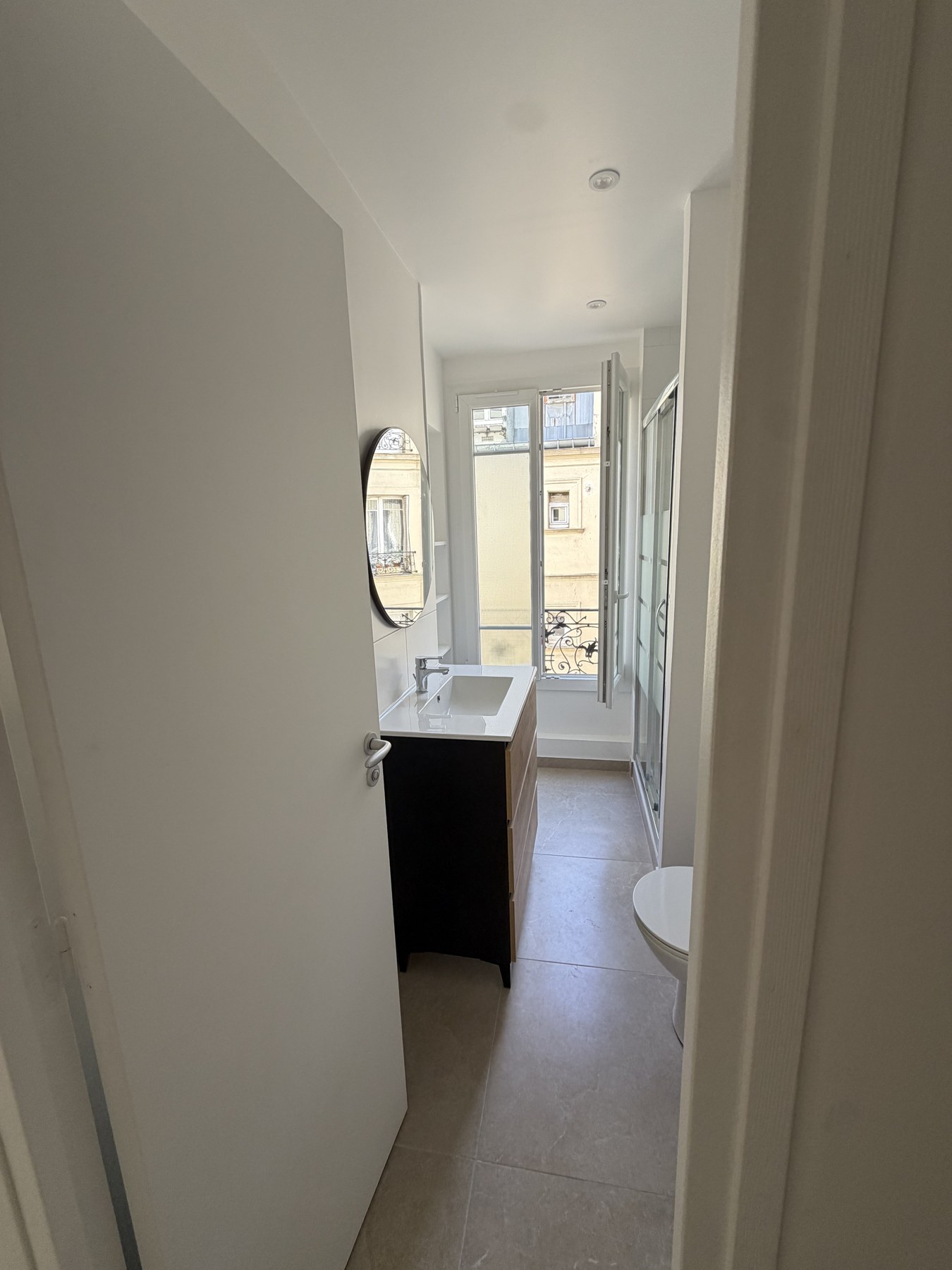 Accès à la salle d’eau — appartement rue Fondary