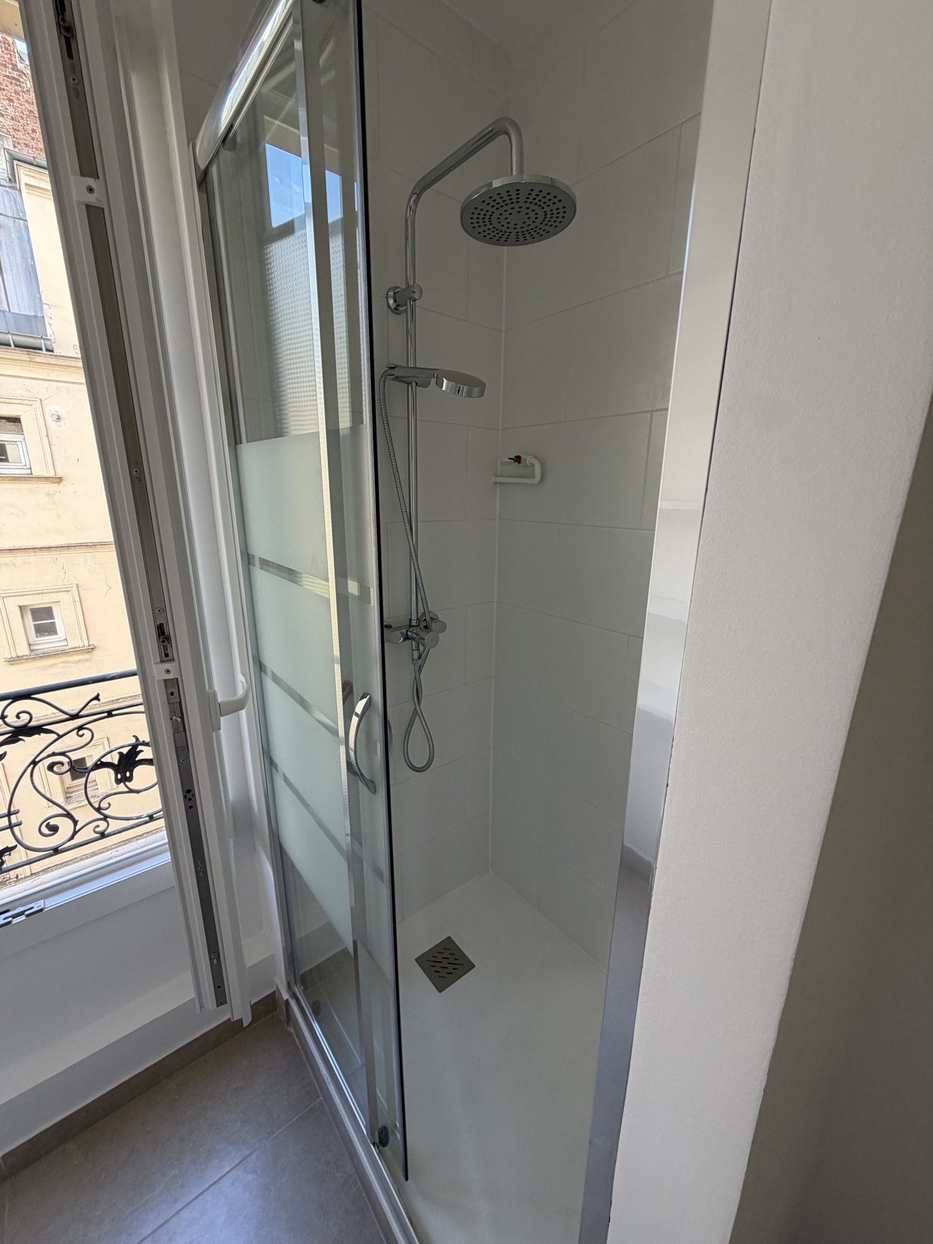 Douche et fenêtre — appartement rue Fondary