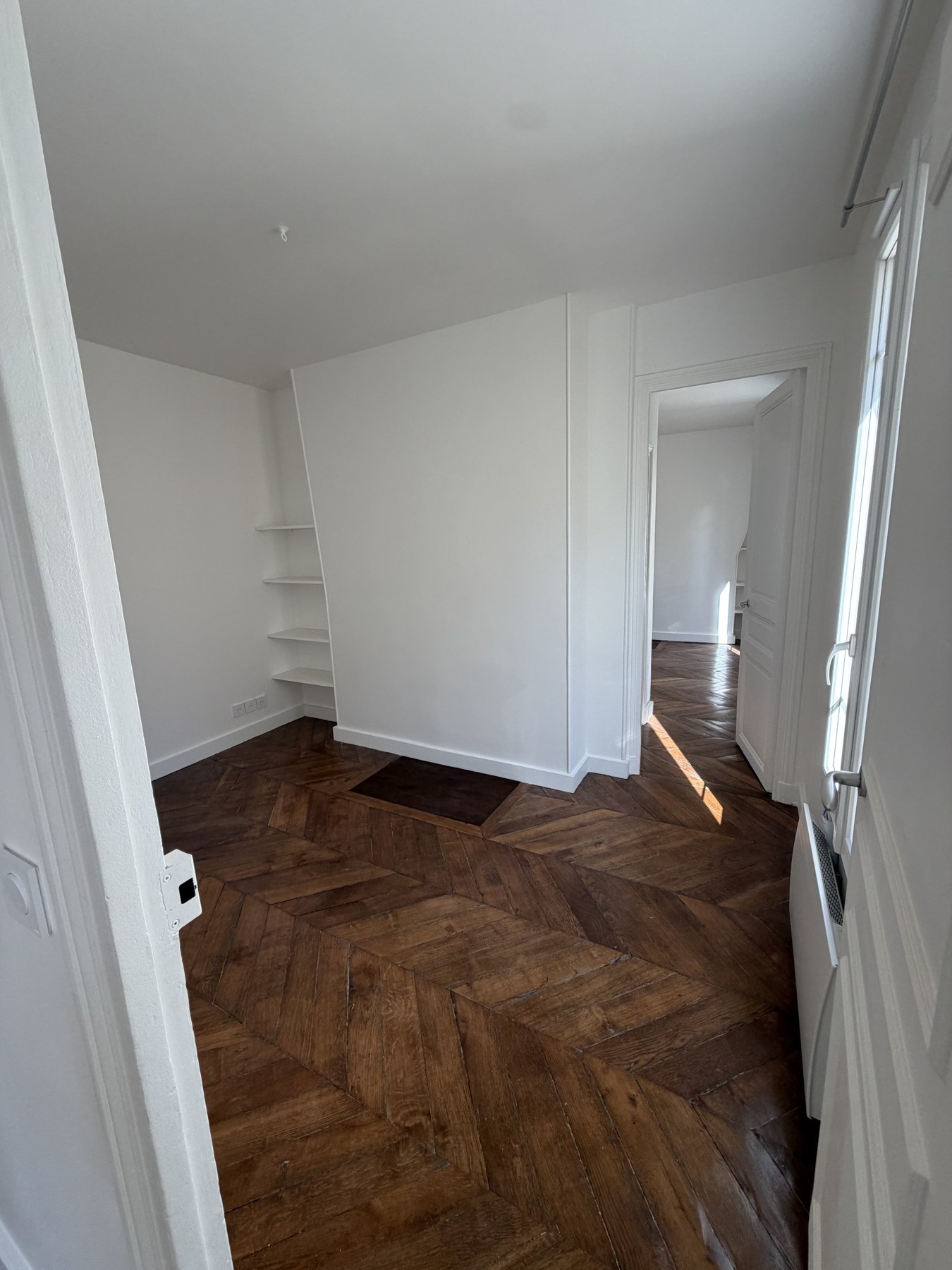 Pièce parquetée et rangements — appartement rue Fondary